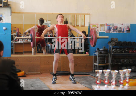 Kovrov, la Russie. 28 avril 2013. Les compétitions d'haltérophilie dans le complexe sportif Vympel Banque D'Images