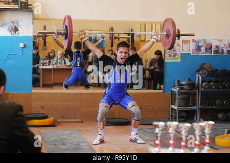 Kovrov, la Russie. 28 avril 2013. Les compétitions d'haltérophilie dans le complexe sportif Vympel Banque D'Images