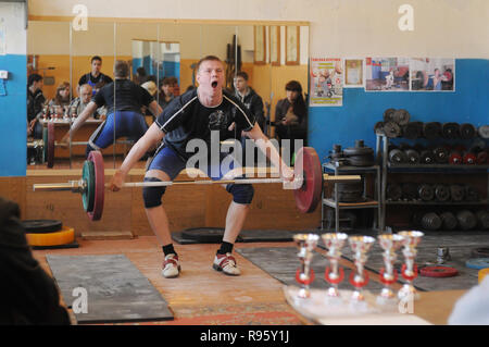 Kovrov, la Russie. 28 avril 2013. Les compétitions d'haltérophilie dans le complexe sportif Vympel Banque D'Images