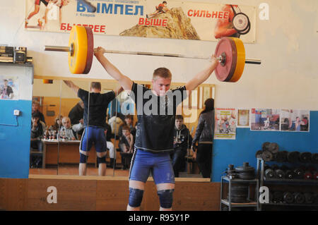 Kovrov, la Russie. 28 avril 2013. Les compétitions d'haltérophilie dans le complexe sportif Vympel Banque D'Images