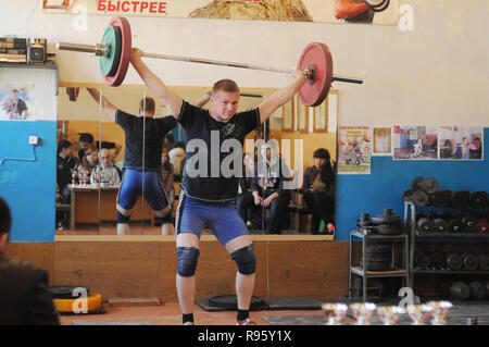 Kovrov, la Russie. 28 avril 2013. Les compétitions d'haltérophilie dans le complexe sportif Vympel Banque D'Images