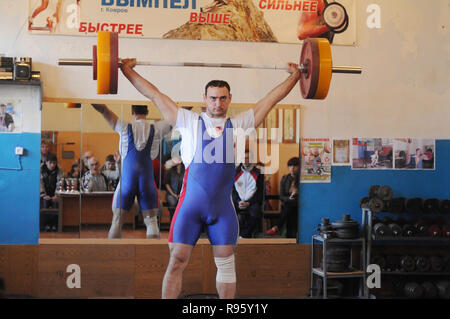 Kovrov, la Russie. 28 avril 2013. Les compétitions d'haltérophilie dans le complexe sportif Vympel Banque D'Images