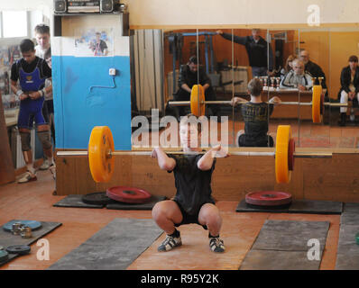 Kovrov, la Russie. 28 avril 2013. Les compétitions d'haltérophilie dans le complexe sportif Vympel Banque D'Images