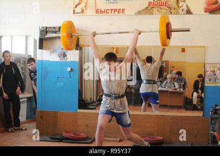 Kovrov, la Russie. 28 avril 2013. Les compétitions d'haltérophilie dans le complexe sportif Vympel Banque D'Images