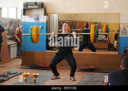 Kovrov, la Russie. 28 avril 2013. Les compétitions d'haltérophilie dans le complexe sportif Vympel Banque D'Images