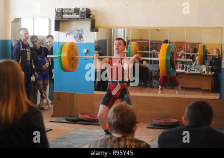 Kovrov, la Russie. 28 avril 2013. Les compétitions d'haltérophilie dans le complexe sportif Vympel Banque D'Images