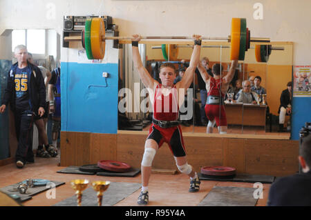 Kovrov, la Russie. 28 avril 2013. Les compétitions d'haltérophilie dans le complexe sportif Vympel Banque D'Images