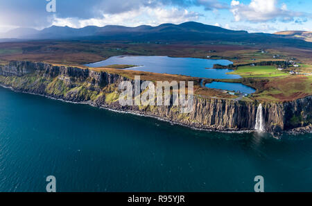 Vue aérienne de la côte spectaculaire sur la falaise par Oban avec la célèbre cascade de Kilt Rock - Isle of Skye - Ecosse. Banque D'Images