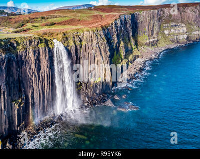 Vue aérienne de la côte spectaculaire sur la falaise par Oban avec la célèbre cascade de Kilt Rock - Isle of Skye - Ecosse. Banque D'Images