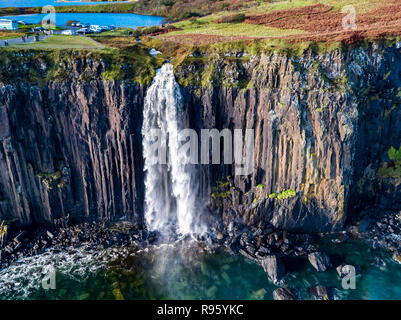 Vue aérienne de la côte spectaculaire sur la falaise par Oban avec la célèbre cascade de Kilt Rock - Isle of Skye - Ecosse. Banque D'Images