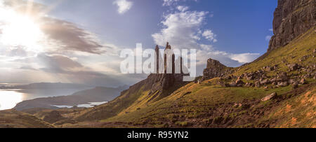 Le vieil homme de Storr sur l'île de Skye au lever du soleil en automne Banque D'Images