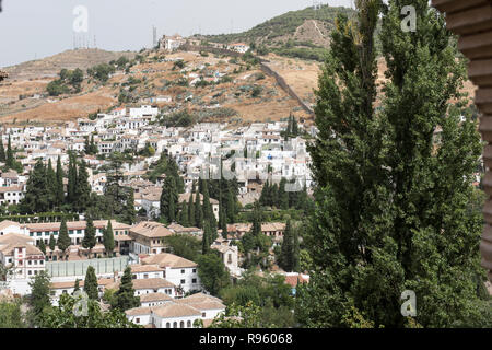 Vue de la ville depuis le haut de l'Alhambra à Granadda, Espagne. La vue à vol d'oiseau de la ville avec des espaces verts sont impressionnants. La journée semble Banque D'Images