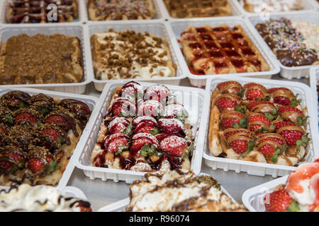 Gaufres Belges aux fruits et de garnitures sont vendus dans un restaurant. Le libre de droit des aliments vendus a l'air délicieux. Elles sont arrangées Banque D'Images