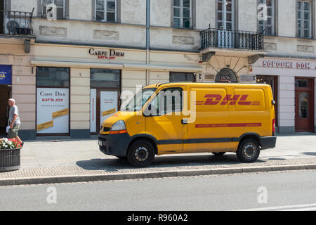 L'entreprise de logistique DHL van sur la ville street Banque D'Images