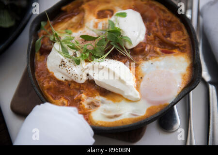 Image de très délicieux et une cuisine savoureuse recette shakshuka, vu vendu à un restaurant en Espagne. La nourriture semble être très délicieux et se ve Banque D'Images