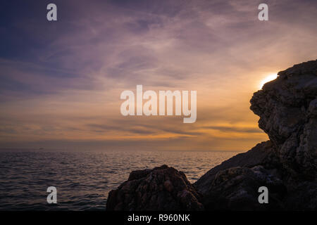 Magnifique coucher de soleil sur les falaises de Petrovac, Monténégro côte Banque D'Images