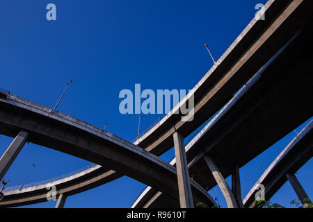 L'arrière-plan des transports de complexité Expressway bridge Banque D'Images