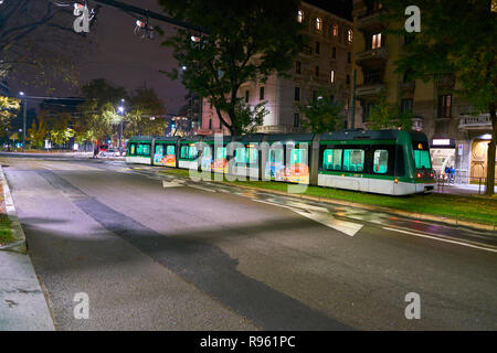 MILAN, ITALIE - circa 2017, novembre : tram dans la ville de Milan. Banque D'Images