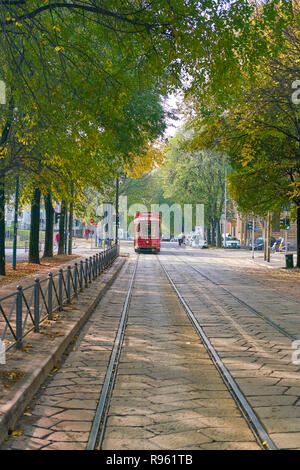 MILAN, ITALIE - circa 2017, novembre : tram dans la ville de Milan. Banque D'Images