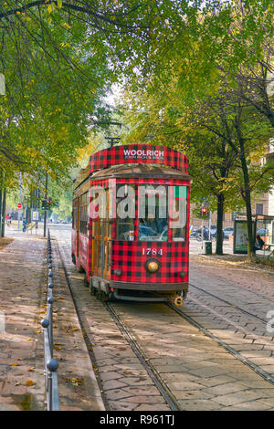 MILAN, ITALIE - circa 2017, novembre : tram dans la ville de Milan. Banque D'Images