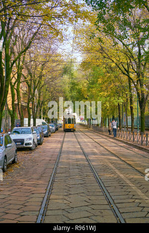 MILAN, ITALIE - circa 2017, novembre : tram dans la ville de Milan. Banque D'Images