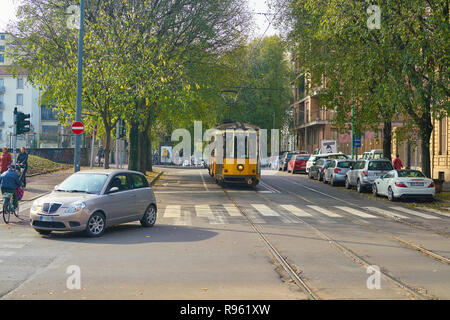 MILAN, ITALIE - circa 2017, novembre : tram dans la ville de Milan. Banque D'Images