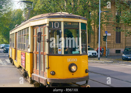 MILAN, ITALIE - circa 2017, novembre : tram dans la ville de Milan. Banque D'Images