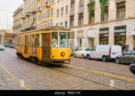 MILAN, ITALIE - circa 2017, novembre : tram dans la ville de Milan. Banque D'Images