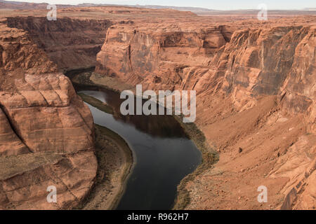 Un regard sur le lointain de Horseshoe Bend River Canyon. C'est une journée ensoleillée et la rivière est magnifique à partir de la distance. Banque D'Images