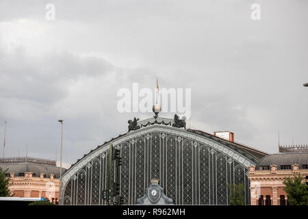 La célèbre gare de Madrid Atocha à Madrid en Espagne. Il est l'un des plus célèbre station ferroviaire européenne et l'architecture est epoustouflant. Banque D'Images