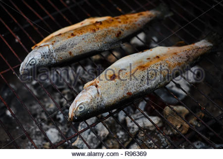 Man grilling poisson grillé dans la rue pour un événement Man grilling poisson grillé dans la rue pour un événement