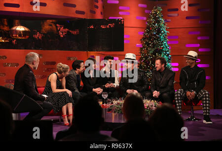 (De gauche à droite) l'hôte Graham Norton, Emily Blunt, Lin-Manuel Miranda, Emily Mortimer, Ben Whishaw, Boy George et Culture Club membres Roy Hay et Mikey Craig pendant le tournage de The Graham Norton Show à BBC Television Centre 6 Studioworks, Wood Lane, Londres, pour être diffusé sur BBC One le vendredi soir. PRESS ASSOCIATION. Date de publication : Jeudi 20 décembre 2018. Crédit photo doit se lire : PA au nom de tant d'images satellite Banque D'Images