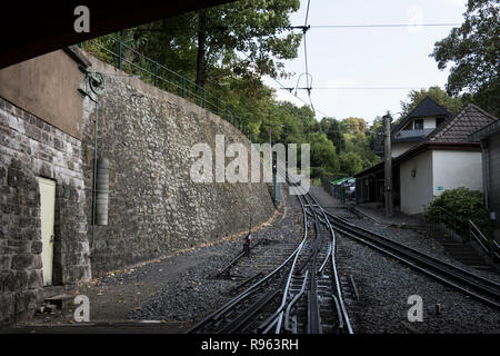 Libre de voies peut être vu sur cette photo. Les lignes ferroviaires sont vus qui se croisent à cette intersection. Les voitures sont en stationnement sur la zone de vu Banque D'Images