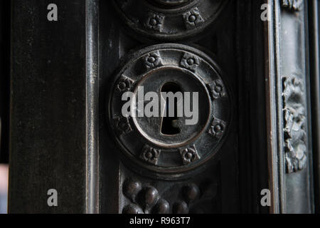 Regard sur une ancienne porte d'architecture d'une vieille église. La poignée en laiton est superbe ainsi que l'architecture en bois noir, révélant mediev Banque D'Images