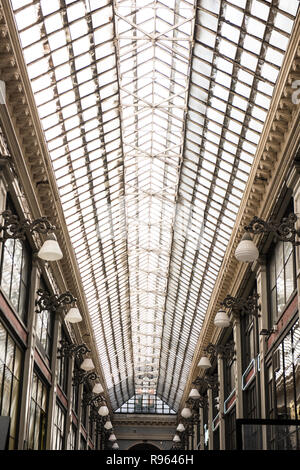 L'Architecture des Galeries Royales Saint Hubert à Bruxelles. C'est un ensemble de boutiques et dispose d'une architecture fascinante qui prend une nouvelle dimension Banque D'Images