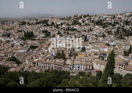 OView Vue du haut du Palais Nazares à Grenade, Espagne. La vue à vol d'oiseau de la ville avec des espaces verts sont impressionnants. La journée semble être sunny Banque D'Images