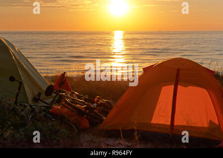 Yellow tente sur la plage, camping touristique sur le sable de la mer Banque D'Images