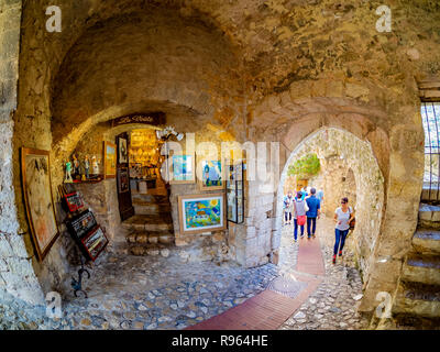 Eze, Monaco, France - 10 octobre 2018 : Boutique de souvenirs à Eze Village à l'intérieur de la citadelle. Banque D'Images