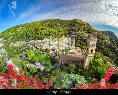 Vue aérienne d'Eze village et les environs on French Riviera sur la Côte d'azur en été Banque D'Images