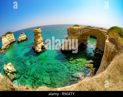 Beau paysage de Torre de Sant Andrea, Salento, région des Pouilles de l'Italie Banque D'Images