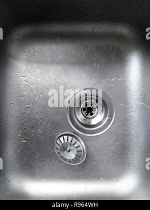 Évier de cuisine isolé sur fond blanc. Bol en acier inoxydable seul lavabo encastré. Vue de dessus d'évier de cuisine. Appareils intégrés. Appareil de cuisine. Dome Banque D'Images