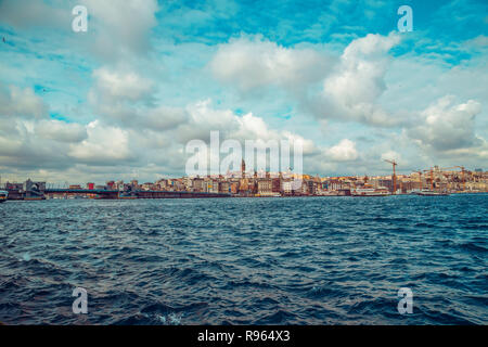 Baie de la Corne d'or et la Tour de Galata. Istanbul, Turquie - le 12 novembre 2018. Banque D'Images