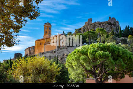 Eze Village, château traditionnel et l'église sur la colline d'Azur sur la Côte d'Azur, éclairé par le coucher du soleil, en France Banque D'Images