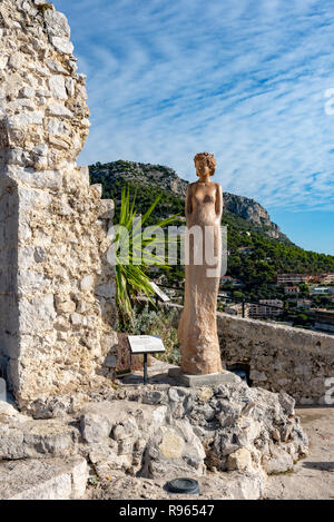 Eze, France - 10 octobre 2018 : symbole d'Eze village, Barbara statue le protecteur des personnes dans une journée ensoleillée Banque D'Images