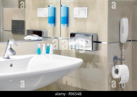 Intérieur d'une salle de bains de l'hôtel. Banque D'Images