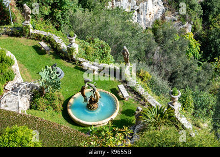 Eze, Nice, France - 10 octobre 2018 : beau jardin traditionnel avec des dauphins jouant à l'intérieur statue fontaine artistique à Eze village sur la rivière Franch Banque D'Images