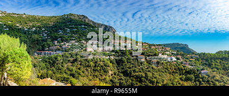 Le paysage urbain de Eze village, vue panoramique sur la maison historique sur l'architecture hiil dans jardin botanique de France Banque D'Images