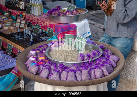 Eze, Nice, France - 10 octobre 2018 : fleurs de lavande séchées, fait main objets de décoration pour la vente au marché local en France, la lavande en sachets, Laven Banque D'Images