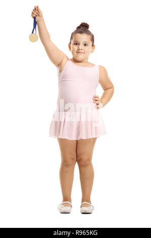 Portrait d'une petite ballerine girl holding une médaille d'isolé sur fond blanc Banque D'Images