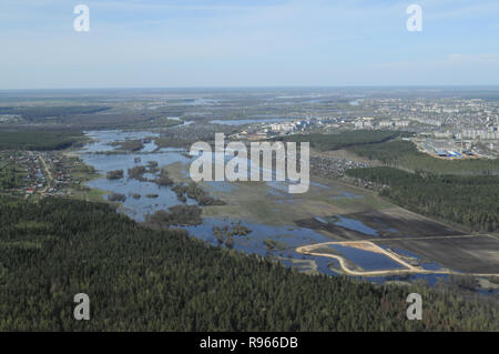 Région de Vladimir. 9 mai 2013. Quartiers de ville Kovrov de l'air. River Nerekhta. Les crues du printemps Banque D'Images